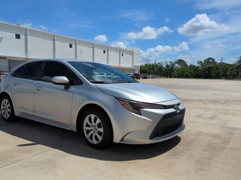 Used 2020 Toyota Corolla LE FWD image 3