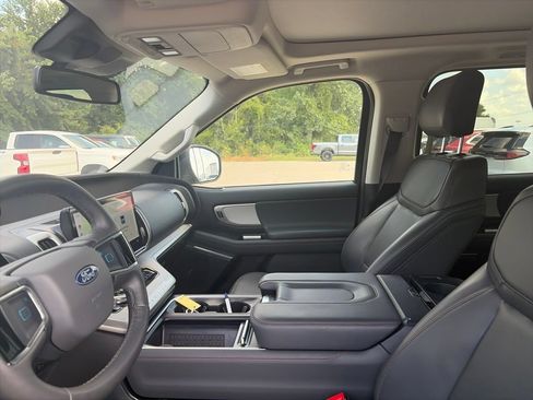 Used 2025 Ford Expedition Active AWD/4WD image 16