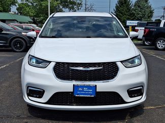 Used 2023 Chrysler Pacifica Touring-L FWD video 2
