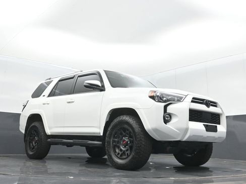 Used 2023 Toyota 4Runner SR5 Premium w/ Moonroof Package AWD/4WD image 10