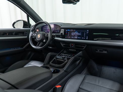Used 2025 Porsche Cayenne AWD/4WD image 17