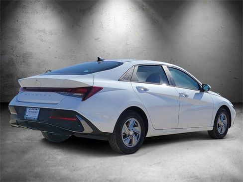 New 2025 Hyundai Elantra SE image 3
