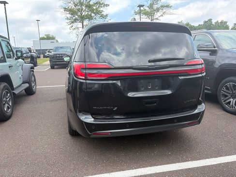 Certified 2025 Chrysler Pacifica Limited FWD image 12