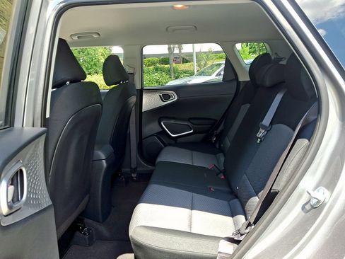 Used 2025 Kia Soul LX w/ LX Technology Package FWD image 10