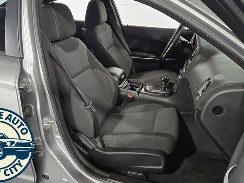 Used 2018 Dodge Charger SXT RWD image 4