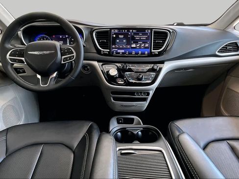 Used 2024 Chrysler Pacifica Touring-L FWD image 16