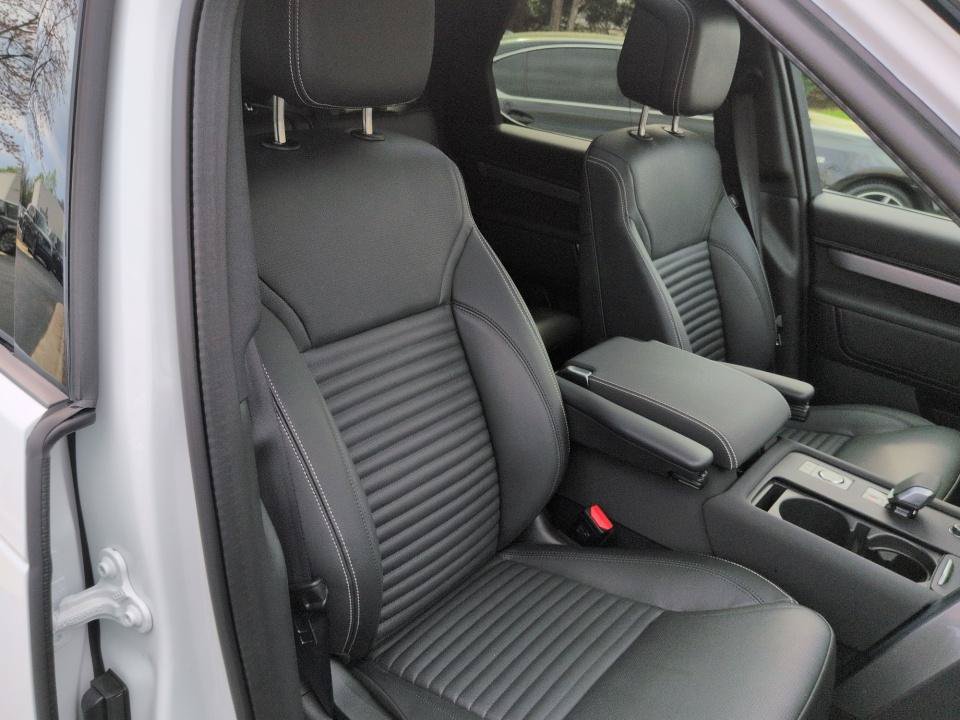 Certified 2025 Land Rover Discovery Dynamic SE AWD/4WD image 27