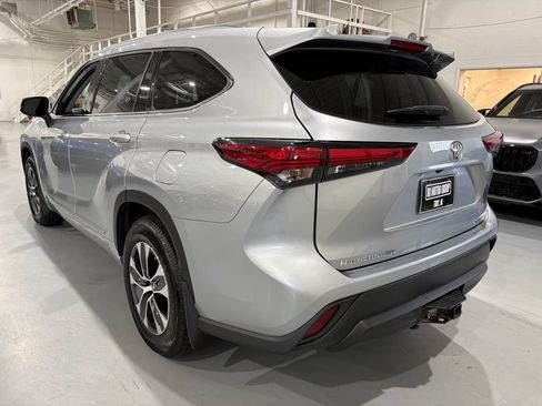 Used 2021 Toyota Highlander XLE AWD/4WD image 5