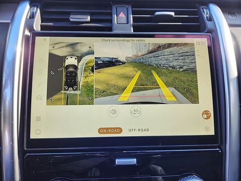 New 2024 Land Rover Discovery Dynamic SE image 22