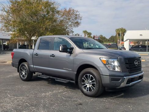 Used 2024 Nissan Titan SV w/ SV Convenience Package image 3