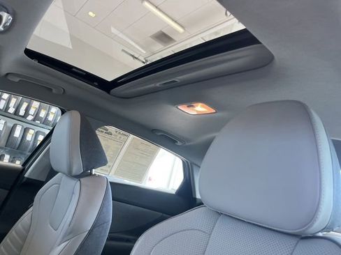 Used 2023 Hyundai Elantra Limited image 36