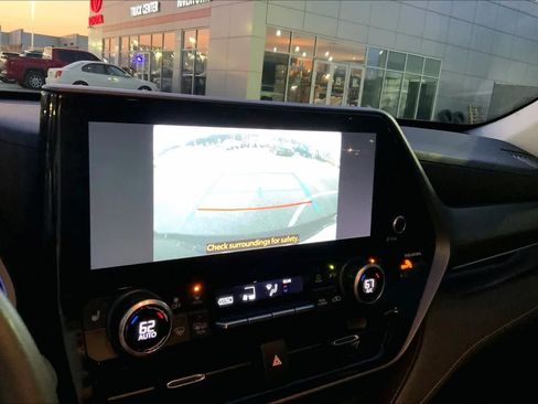 Used 2024 Toyota Highlander XLE image 28