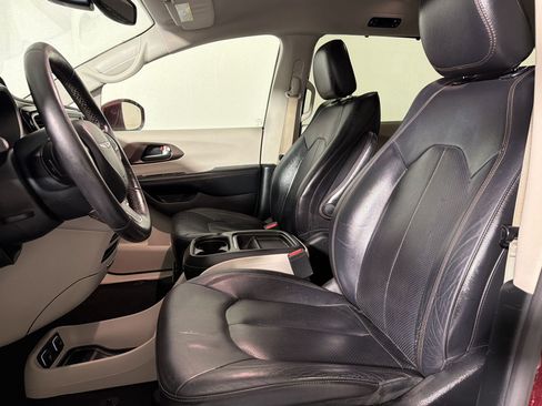 Used 2019 Chrysler Pacifica Touring-L FWD image 5