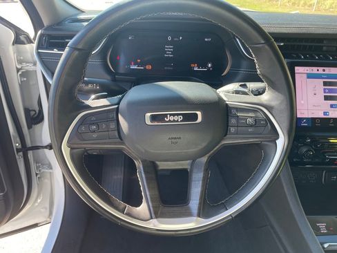 Used 2022 Jeep Grand Cherokee L Limited w/ Black Appearance Package AWD/4WD image 12