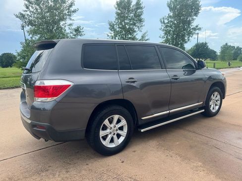 Used 2012 Toyota Highlander FWD w/ Tow Pkg image 8