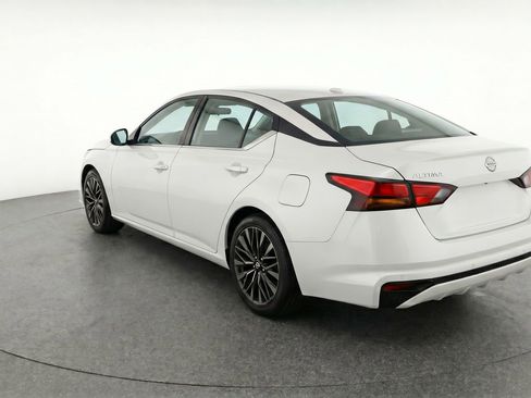 Used 2025 Nissan Altima 2.5 SV FWD image 6