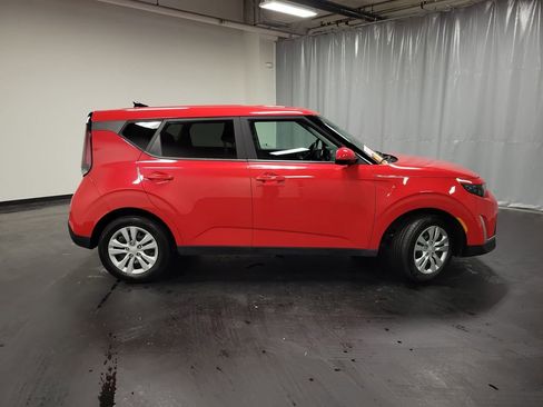 Used 2023 Kia Soul LX image 9