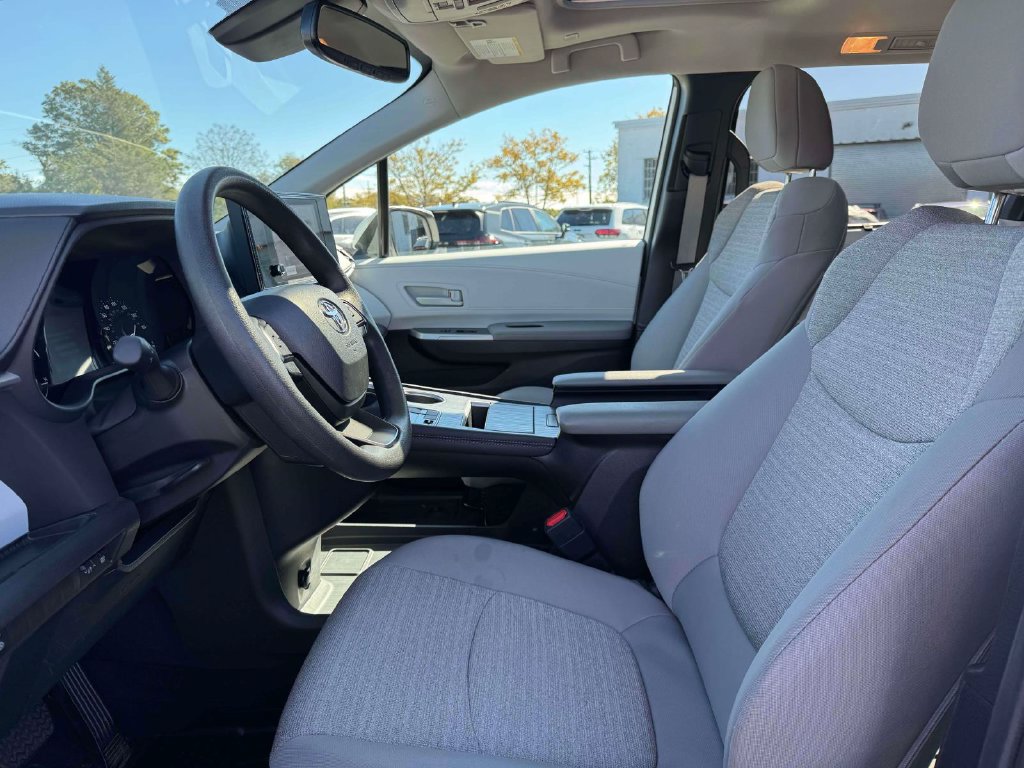 Used 2025 Toyota Sienna LE w/ LE Plus Package AWD/4WD image 14