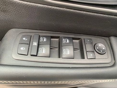 Used 2025 Chrysler Pacifica Select image 11