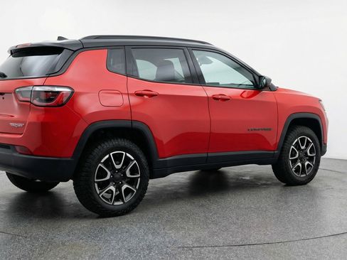 Used 2025 Jeep Compass Trailhawk AWD/4WD image 9