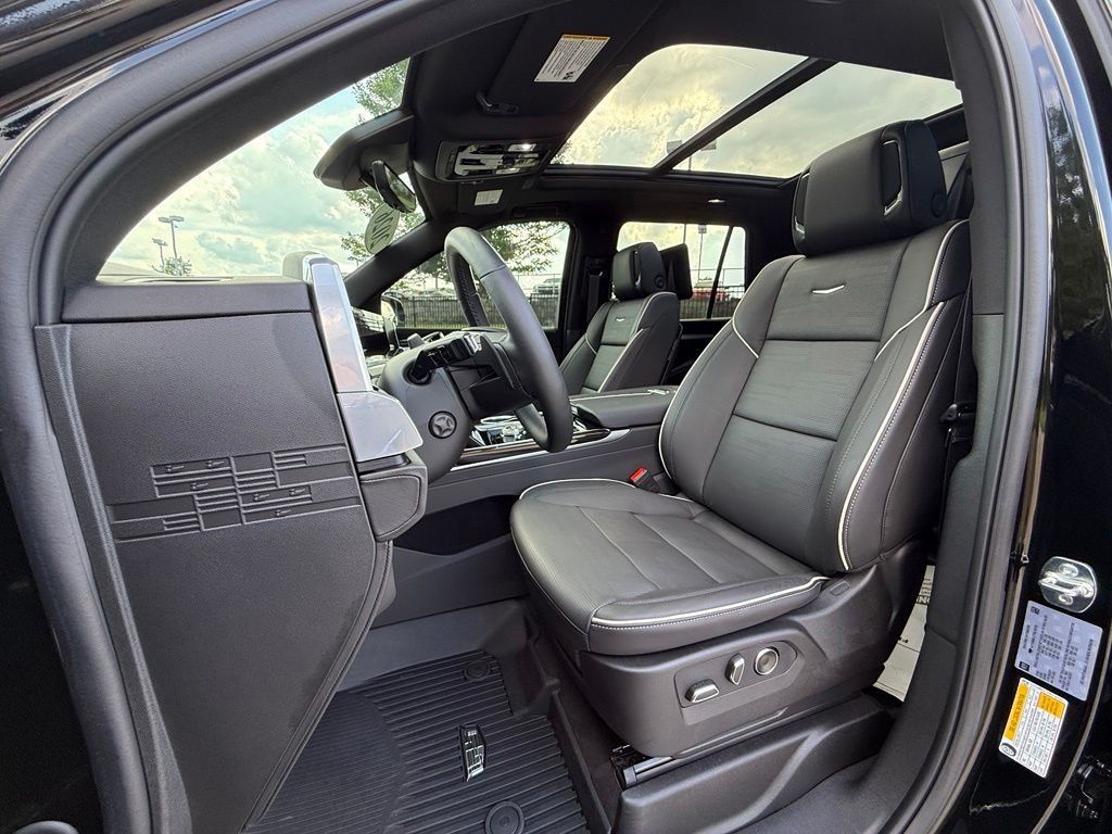 Used 2026 Cadillac Escalade Luxury w/ LPO, Floor Liner Package AWD/4WD image 22