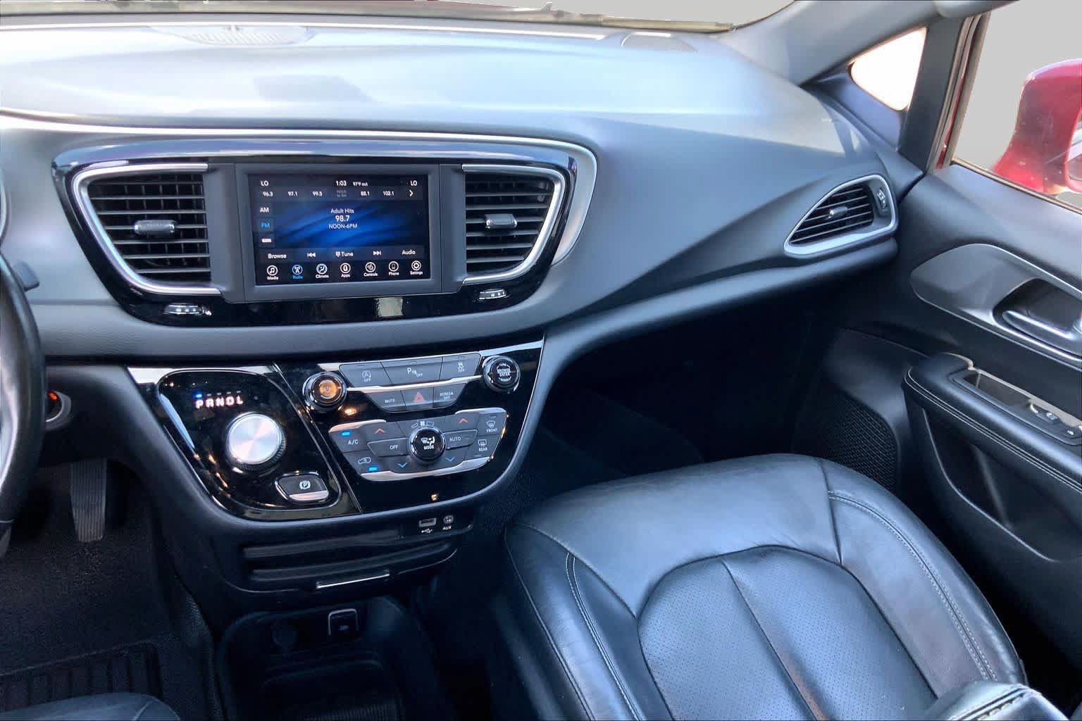 Used 2020 Chrysler Pacifica Touring-L w/ S Appearance Package FWD image 7