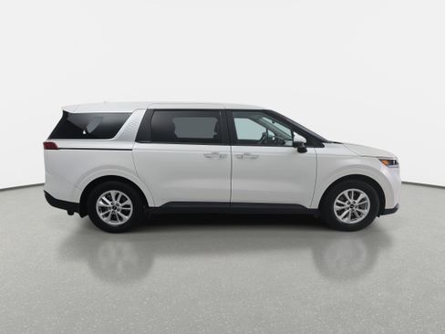 Used 2022 Kia Carnival LX image 4