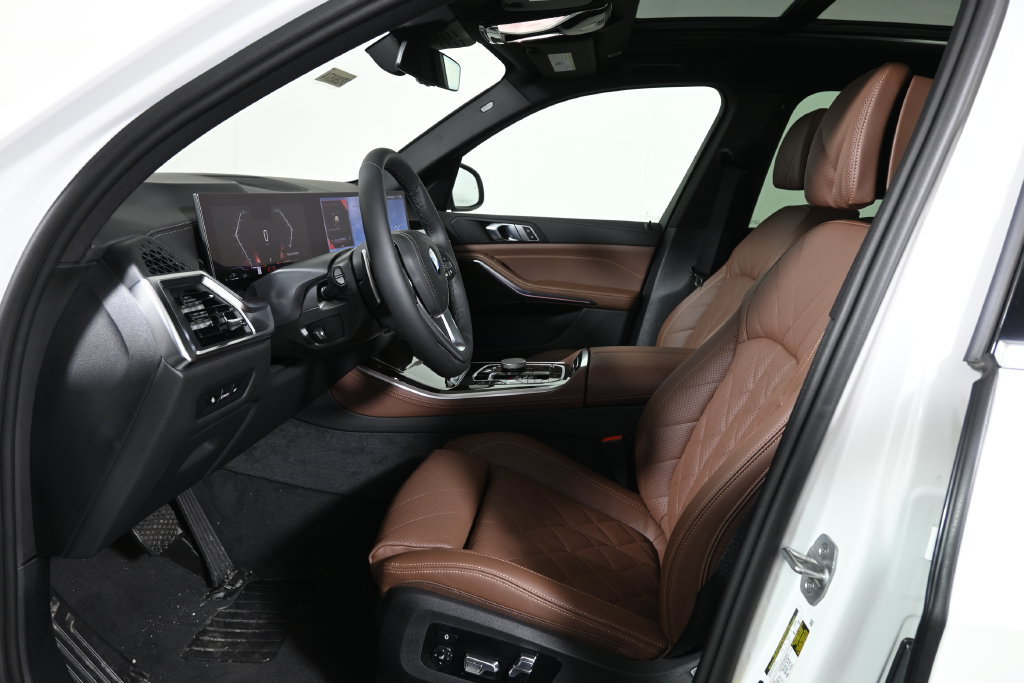 Used 2026 BMW X5 xDrive50e w/ Climate Comfort Package AWD/4WD image 3