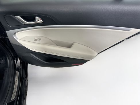 Used 2025 Genesis G70 2.5T image 28