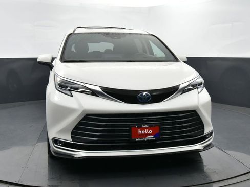 Used 2021 Toyota Sienna Platinum image 3
