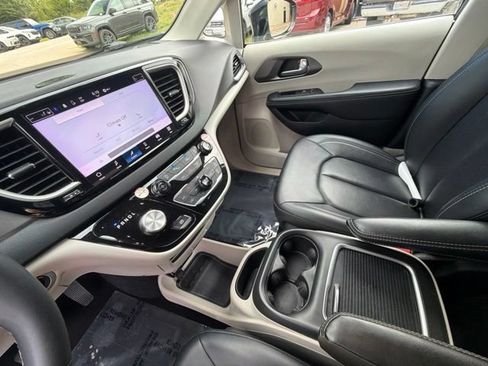 Used 2024 Chrysler Pacifica Touring-L FWD image 21