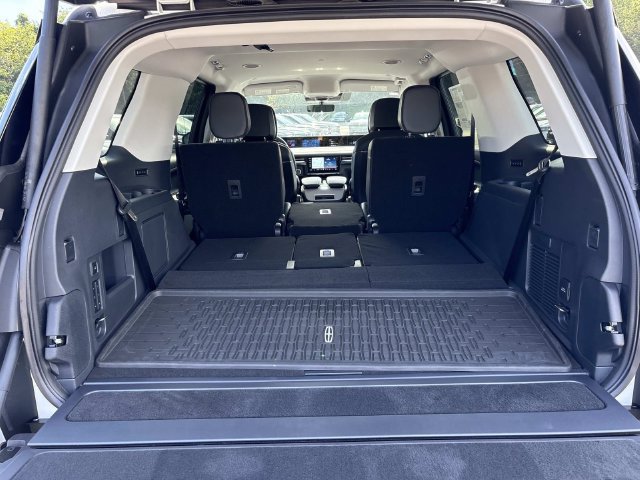 New 2026 Lincoln Navigator Premiere AWD/4WD image 12