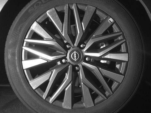 Used 2025 Nissan Altima 2.5 SV FWD image 10