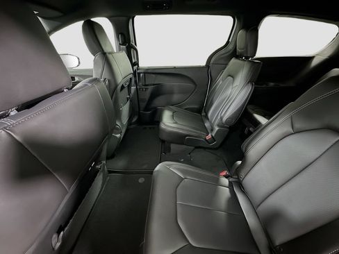 New 2026 Chrysler Pacifica Select FWD image 16