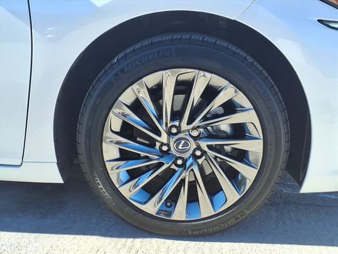 Used 2025 Lexus ES 300h w/ Luxury Package image 9