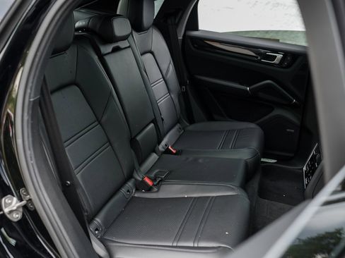 Used 2023 Porsche Cayenne Coupe w/ Premium Package image 23