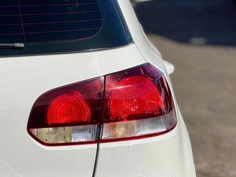 Used 2011 Volkswagen Golf 4-Door image 5