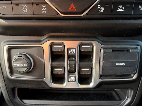 Used 2020 Jeep Gladiator Overland AWD/4WD image 11