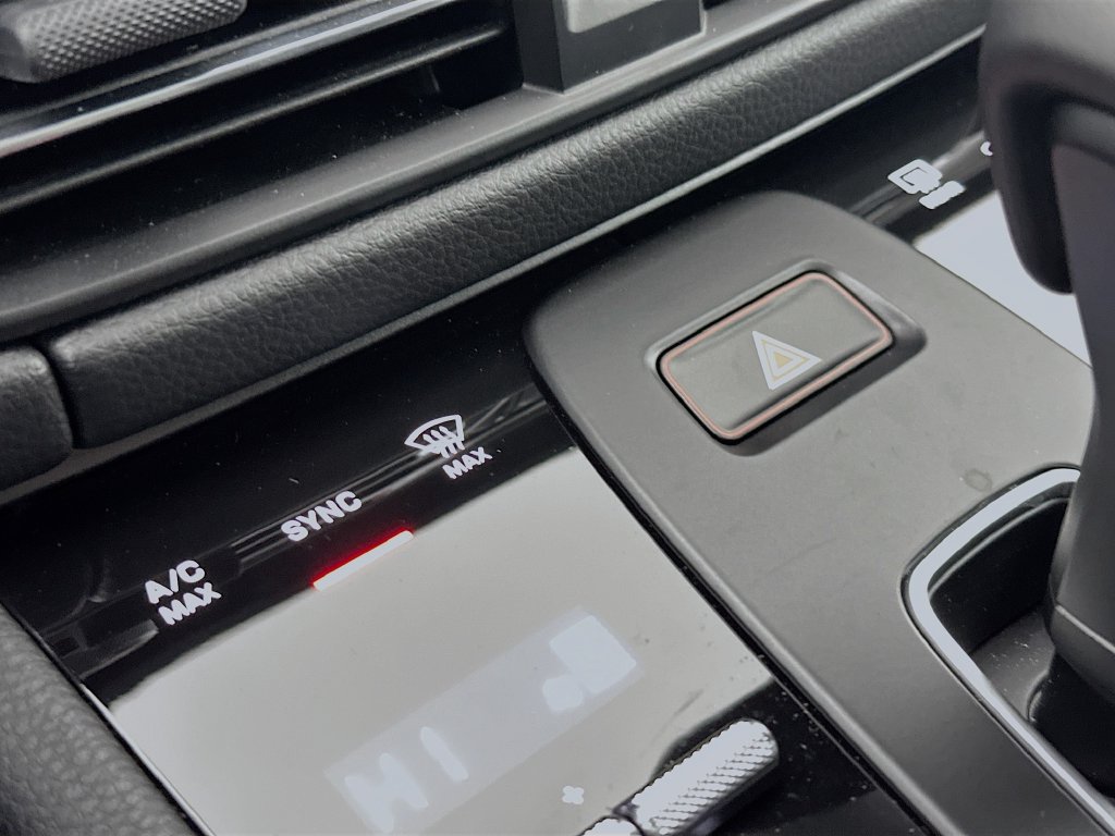 Certified 2025 Porsche Macan AWD/4WD image 18
