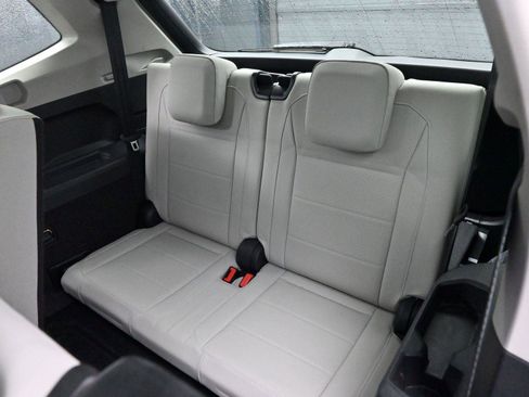 Used 2018 Volkswagen Tiguan SE w/ Panoramic Sunroof Package image 31