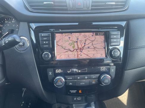 Certified 2019 Nissan Rogue SV w/ Premium Package image 17