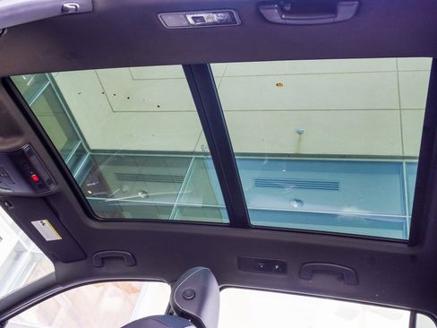 Used 2022 Volkswagen Tiguan SE R-Line image 35