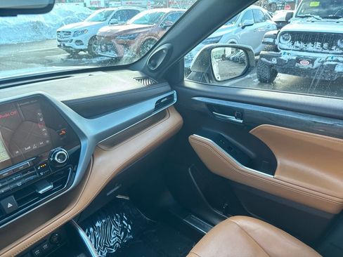 Used 2021 Toyota Highlander Platinum image 33