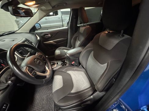 Used 2018 Jeep Cherokee Latitude w/ Altitude Package image 17