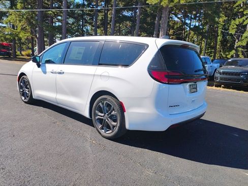 New 2026 Chrysler Pacifica Select image 7