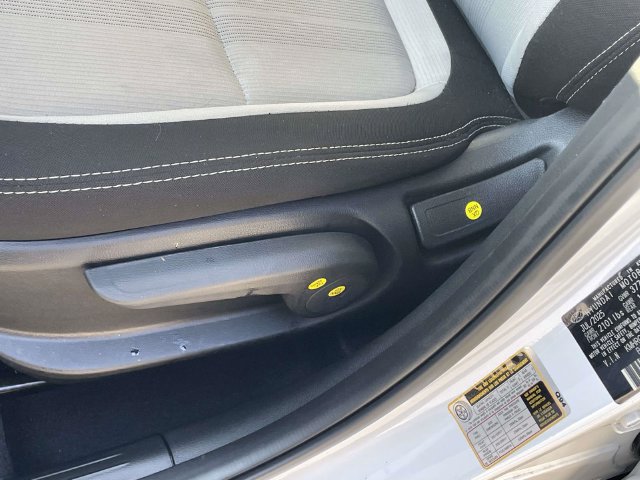 Certified 2025 Hyundai Venue SEL FWD image 17
