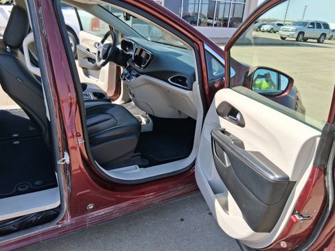 Used 2022 Chrysler Pacifica Touring-L image 17