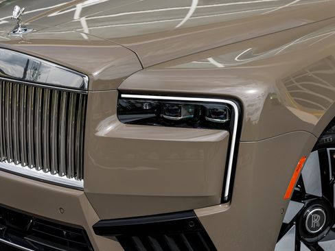 Certified 2025 Rolls-Royce Cullinan AWD/4WD image 3