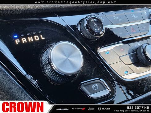 Used 2025 Chrysler Pacifica Select FWD image 26