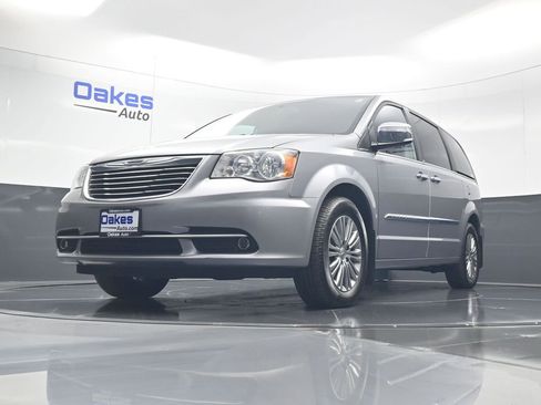 Used 2013 Chrysler Town & Country Touring-L w/ Driver Convenience Group FWD image 39